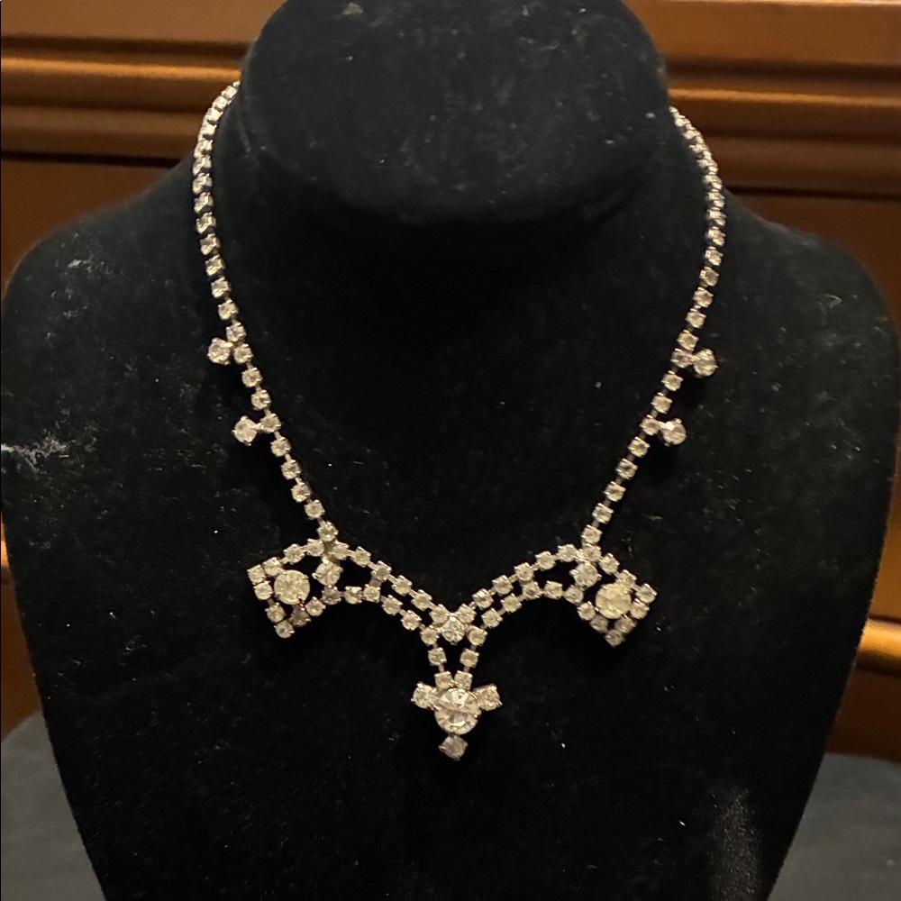 Vintage Elegant Silver Tone Necklace with Clear Rhinestone Accents Unmarked